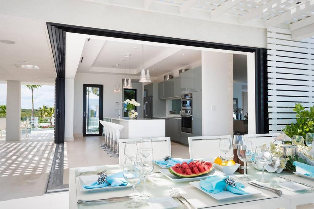 פרובידנסיאלס Triton Luxury Villa מראה חיצוני תמונה
